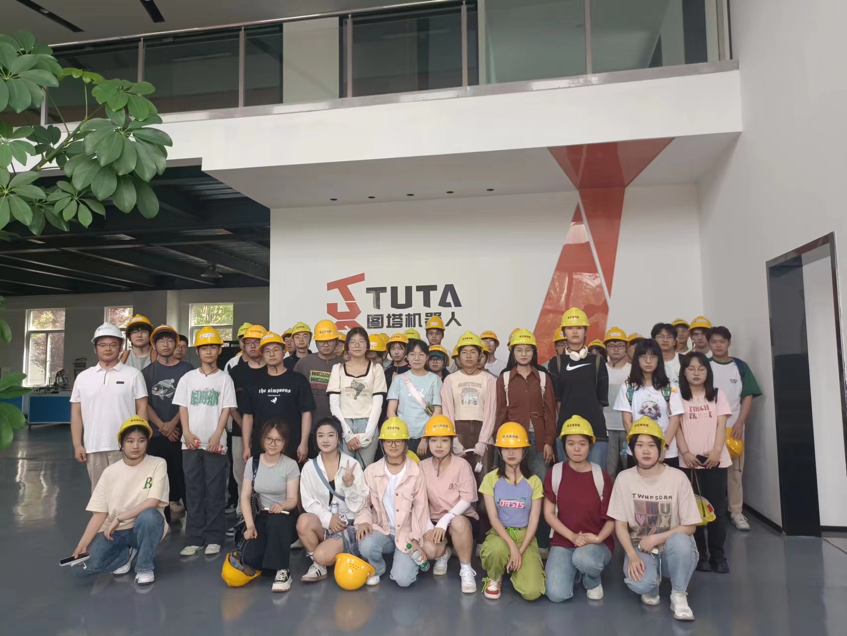 武汉商学院机器人工程专业师生一行莅临图塔参观交流